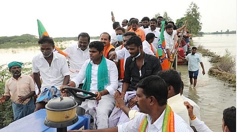 பரங்கிப்பேட்டை ஒன்றியத்துக்கு உட்பட்ட பூவலை கிராமத்தில் பாஜக மாநிலத்தலைவர் அண்ணாமலை  மழை தண்ணீரில் மூழ்கிய விளைநிலங்களை  டிராக்டர் ஓட்டி சென்று பார்வையிட்டார்.