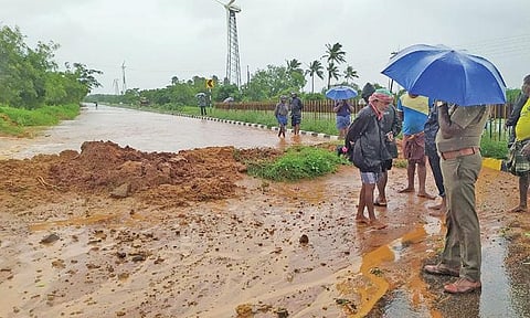 காட்டாற்று வெள்ளம் கரைபுரண்டதால் பெருங்குடி - வேப்பிலான்குளம்-கும்பிளம்பாடு சாலை துண்டிக்கப்பட்டது. (அடுத்தபடம்) ஆலந்துறை  ஆற்று வெள்ளம் திருநெல்வேலி- கன்னியாகுமரி தேசிய நெடுஞ்சாலையில் கரைபுரண்டதால் அவ்வழியாக போக்குவரத்து பாதிக்கப்பட்டது.