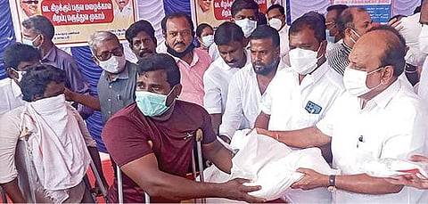 பெரும்பாக்கத்தில் மழையால் பாதிக்கப்பட்டவர்களுக்கான  மருத்துவ முகாமை, தொடங்கி வைத்த அமைச்சர் தா.மோ.அன்பரசன், அவர்களுக்கு  நிவாரண உதவிகளை வழங்கினார்.
