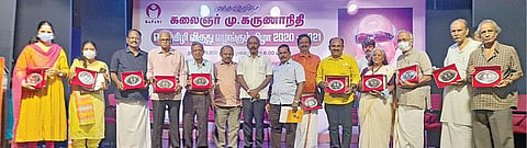 பபாசி சார்பில் கருணாநிதி பொற்கிழி விருது வழங்கும் விழா சென்னை  தி.நகரில் நேற்று நடைபெற்றது. இதில்   எழுத்தாளர்களுக்கு சுகாதாரத் துறை அமைச்சர் மா.சுப்பிரமணியன் விருதுகளை வழங்கினார். பபாசி தலைவர் ஆர்.எஸ்.சண்முகம், செயலாளர்  எஸ்.கே.முருகன் மற்றும் விருது பெற்ற எழுத்தாளர்கள் உடன் உள்ளனர்.