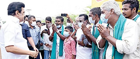 மயிலாடுதுறை மாவட்டம் தரங்கம்பாடி வட்டம் கேசவன்பாளையம் சுனாமி நிரந்தர குடியிருப்பில் நேற்று ஆய்வு செய்தபோது, அங்கிருந்த விவசாயிகளிடம் பாதிப்புகள் குறித்து கேட்டறிகிறார் முதல்வர் மு.க.ஸ்டாலின்.