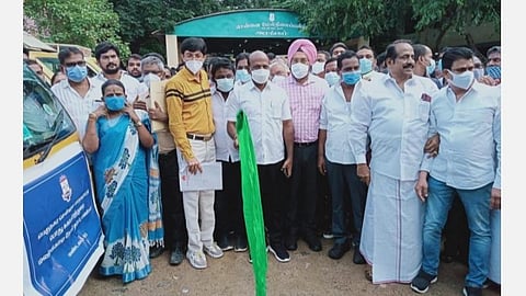 மழைக்கால நோய்த்தடுப்பு பணிக்கான கொசு ஒழிப்பு புகை மருந்து அடிக்கும் வாகனம்: மா. சுப்பிரமணியன் இன்று (ஞாயிற்றுக்கிழமை) தொடங்கிவைக்கும் காட்சி. உடன் விருகம்பாக்கம் சட்டப்பேரவை உறுப்பினர்  ஏ.எம்.வி. பிரபாகர ராஜா மற்றும் உயரதிகாரிகள்.