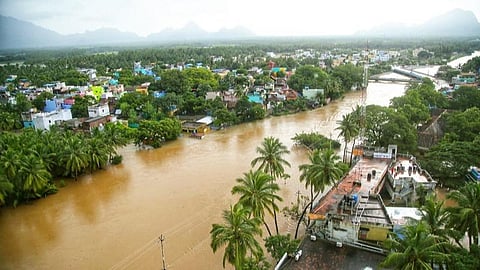 குமரியில் நீடிக்கும் கனமழையால் தீவுகளாக மாறிய தாழ்வான பகுதிகள்; மின்சாரம் துண்டிப்பால் இருளில் பரிதவிக்கும் மக்கள்- மழை நீரில் மூழ்கி இருவர் உயிரிழப்பு