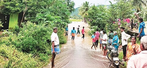 தி.மலை மாவட்டம் குப்பநத்தம் அணையில் இருந்து 2 ஆயிரம் கனஅடி தண்ணீர் திறக்கப்பட்டதால், செங்கத்தில் உள்ள செய்யாற்றின் அணைக்கட்டில் ஆர்ப்பரித்து செல்லும் வெள்ளம். அடுத்த படம்:   மஞ்சளாற்றில் வெள்ளப் பெருக்கு ஏற்பட்டு அத்திமூர் கிராமத்தை சூழ்ந்துள்ள வெள்ளநீர்.