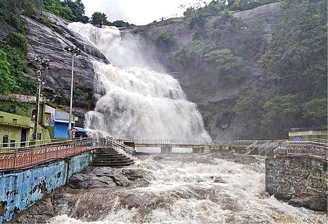 பாபநாசம் அணையிலிருந்து அதிகளவு நீர் வெளியேற்றப்பட்டதால் தாமிரபரணி ஆற்றில் வெள்ளப்பெருக்கு ஏற்பட்டுள்ளது. திருநெல்வேலி குறுக்குத்துறை பகுதியில் ஆற்றிலுள்ள மண்டபங்களை மூழ்கடித்தவாறு வெள்ளம் பாய்கிறது. (வலது) குற்றாலம் பிரதான அருவியில் நேற்று இரண்டாவது நாளாக வெள்ளம் ஆர்ப்பரித்து கொட்டியது.படம்: மு.லெட்சுமி அருண்