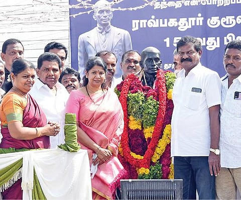 தூத்துக்குடியில் குரூஸ் பர்னாந்து சிலைக்கு கனிமொழி எம்.பி., அமைச்சர்கள் கீதாஜீவன்,  அனிதா ராதாகிருஷ்ணன்  ஆகியோர்  மாலை அணிவித்து மரியாதை செலுத்தினர். படம்: என்.ராஜேஷ்