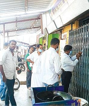 திருப்பத்தூர் அருகே சவுமிய நாராயணபுரத்தில் கரோனா தடுப்பூசி முகாமில் ஊழியர்களுக்கு வழங்கப்பட்ட உணவில் கிடந்த பல்லி. (வலது) சுகாதாரமற்ற முறையில் உணவு தயாரித்த ஹோட்டலுக்கு ‘சீல்’ வைத்த உணவுப் பாதுகாப்பு அதிகாரிகள்.