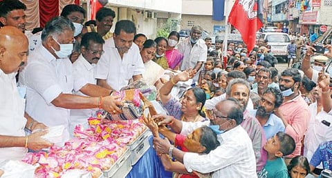 சென்னை புதுப்பேட்டை சுப்பராயன் தெருவில் தொடர் கனமழையால் பாதிக்கப்பட்ட பொதுமக்களுக்கு நேற்று நிவாரண உதவிப் பொருட்களை வழங்கினார் அதிமுக ஒருங்கிணைப்பாளர் ஓ.பன்னீர்செல்வம்.படம்: க.பரத்