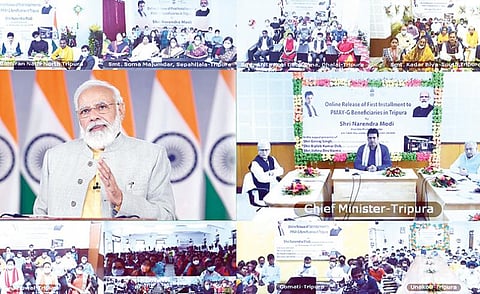 திரிபுராவில் ஏழைகளுக்கு வீடுகள் கட்டும் திட்டத்தின் கீழ் 1.47 லட்சத்துக்கும் மேற்பட்ட பயனாளிகளுக்கு முதல் தவணையாக ரூ.700 கோடி நேரடியாக அவர்களது வங்கிக் கணக்கில் நேற்று செலுத்தப்பட்டது. டெல்லியில் இருந்து பிரதமர் மோடி காணொலிக் காட்சி மூலம் இத்திட்டத்தை தொடங்கி வைத்தார். படம்: பிடிஐ