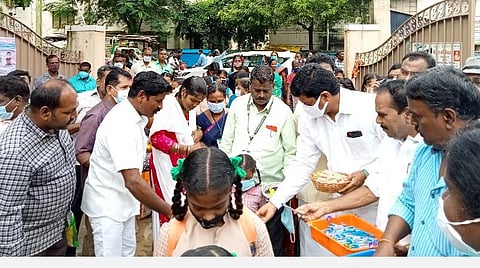 விழுப்புரம் அரசு மாதிரி மகளிர் பள்ளிக்கு வந்த மாணவிகளுக்கு திமுக எம்எல்ஏக்கள் லட்சுமணன், புகழேந்தி, முன்னாள் நகர்மன்றத் தலைவர் ஜனகராஜ் உள்ளிட்ட திமுகவினர் பூங்கொத்து, இனிப்பு கொடுத்து வரவேற்றனர். | படம்: எஸ்.நீலவண்ணன்.