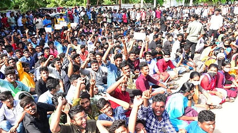 மதுரை மாவட்ட ஆட்சியர் அலுவலம் முன்பு போராட்டம் நடத்திய மாணவர்கள். | படங்கள்: எஸ்.கிருஷ்ணமூர்த்தி