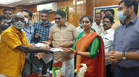 காரைக்காலில் நடைபெற்ற நிகழ்ச்சியில் தொழிலாளருக்குப் பண்டிகைக் கால வெகுமதி கூப்பனை வழங்கிய புதுச்சேரி போக்குவரத்துத் துறை அமைச்சர் சந்திர பிரியங்கா.