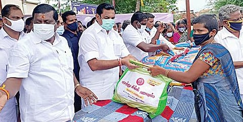 சேலம் மாவட்டம் கொங்கணாபுரம் அருகேயுள்ள வெள்ளாளபுரம் ஏரி நிரம்பி உபரிநீர் குடியிருப்பு பகுதியில் சூழ்ந்தது. இதில், பாதிக்கப்பட்ட மக்களுக்கு அதிமுக இணை ஒருங்கிணைப்பாளர் பழனிசாமி  நிவாரணம் வழங்கினார்.