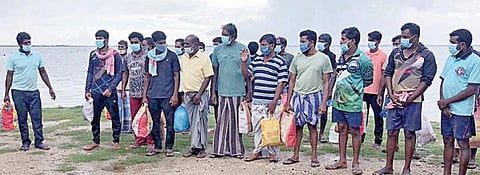 இலங்கை நீதிமன்றத்தால் விடுதலை செய்யப்பட்ட நாகை மீனவர்கள்.