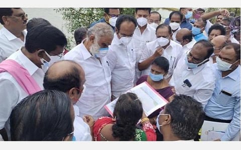 தஞ்சாவூர் மாவட்டம் மதுக்கூர் அருகே அண்டமி கிராமத்தில் மழை பாதிப்புகளை அதிகாரிகளிடம் கேட்டறிந்த ஆய்வுக் குழுவினர்