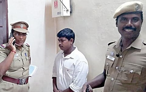 புதுக்கோட்டை மகளிர் நீதிமன்றத்தில் சு.மாதவனை ஆஜர்படுத்திய போலீஸார்.