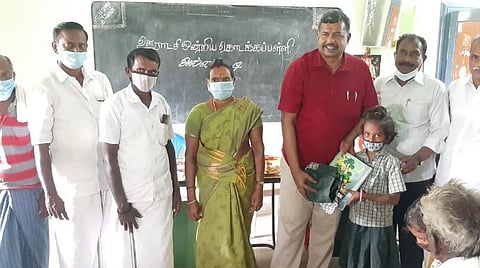 புதுக்கோட்டை மாவட்டம் அறந்தாங்கி அருகே அல்லம்பட்டி அரசு தொடக்கப் பள்ளியில் புதிதாகச் சேர்ந்த மாணவிக்குப் பாடப்புத்தகம் வழங்கினார் மாவட்ட முதன்மைக் கல்வி அலுவலர் சாமி.சத்தியமூர்த்தி.