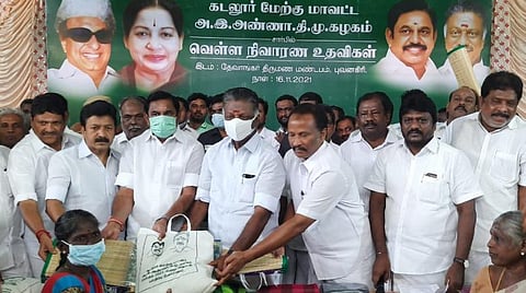 கடலூர் மாவட்டம் புவனகிரியில் வெள்ளத்தால் பாதிக்கப்பட்ட பொதுமக்களுக்கு அதிமுக ஒருங்கிணைப்பாளர் ஓ பன்னீர்செல்வம், துணை ஒருங்கிணைப்பாளர் எடப்பாடி பழனிச்சாமி ஆகியோர் நிவாரண பொருட்களை வழங்கினர்.