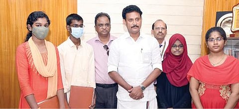 விஐடியின் ஸ்டார்ஸ் திட்டத்தின் மூலம் இலவச உயர்கல்வி பெற தேர்வாகியுள்ள மாணவ, மாணவிகளுக்கு பள்ளிக்கல்வி அமைச்சர் அன்பில் மகேஸ் அனுமதிக் கடிதத்தை வழங்கினார்.