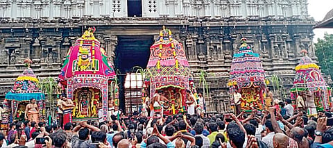 திருவண்ணாமலை அண்ணாமலையார் கோயிலில் பஞ்சமூர்த்திகளின் மகா தேரோட்டம் நேற்று நடைபெற்றது.