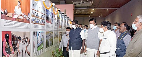 டெல்லியில் நடைபெறும் 40-வது இந்திய பன்னாட்டு வர்த்தக பொருட்காட்சியை முன்னிட்டு, நேற்று நடைபெற்ற தமிழ்நாடு நாள் விழாவை தமிழக செய்தித் துறை அமைச்சர் மு.பெ.சாமிநாதன் குத்துவிளக்கேற்றி தொடங்கி வைத்து, புகைப்படக் கண்காட்சியை பார்வையிட்டார். தமிழக அரசின் டெல்லி பிரதிநிதி ஏகேஎஸ் விஜயன், எம்.பி.க்கள் கணேசமூர்த்தி, பி.வில்சன், தமிழ் வளர்ச்சி, செய்தித் துறை செயலர் மகேசன் காசிராஜன், இயக்குநர் வீ.ப.ஜெயசீலன், உள்ளுறை ஆணையர் ஆசிஷ் சட்டர்ஜி உள்ளிட்டோர் பங்கேற்றனர்.