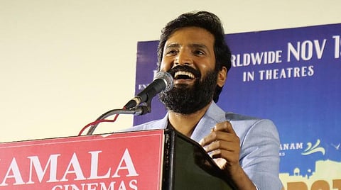 நம் கருத்தை உயர்த்திப் பேசலாம்; அடுத்தவரை தாழ்த்திப் பேசக் கூடாது: சந்தானம்