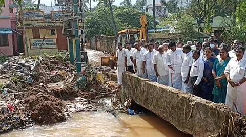 குமரி மாவட்டத்தில் மழை வெள்ள சேதத்தை இன்று ஆய்வு செய்த தமிழக பாஜக தலைவர் அண்ணாமலை கட்சி நிர்வாகிகளுடன் தோவாளையில் சேதமான பெரியகுளம் பகுதியைப் பார்வையிட்டார்.