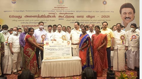 கூட்டுறவு வார விழாவில் மகளிர் சுய உதவிக் குழுக்களுக்குக் கடனுதவிகளை அமைச்சர்கள் துரைமுருகன், ஆர்.காந்தி ஆகியோர் வழங்கினர்.