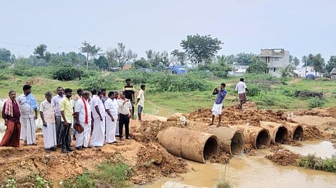 புதுக்கோட்டை மாவட்டம் கந்தர்வக்கோட்டை அருகே காட்டாற்றின் குறுக்கே அமைக்கப்பட்ட தற்காலிக பாதையை எம்எல்ஏ எம்.சின்னதுரை ஆய்வு செய்த புகைப்படம்