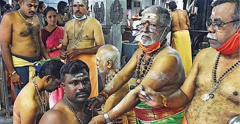 கார்த்திகை மாதப் பிறப்பான நேற்று ஐயப்ப பக்தர்கள் பல இடங்களில் மாலை போட்டுக் கொண்டு தங்கள் விரதத்தை தொடங்கினர். புதுச்சேரி கோவிந்தசாலை ஐயப்பன் கோயிலில் மாலை போட்டுக்கொள்ளும் பக்தர்கள். படம்: எம்.சாம்ராஜ்
