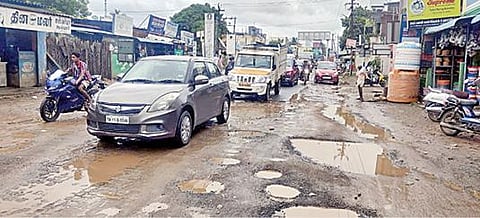 திருப்போரூரை அடுத்த இள்ளலூர் இணைப்பு சாலை அருகே ஓஎம்ஆர் சாலையில் ஏற்பட்டுள்ள பள்ளத்தால் ஊர்ந்து செல்லும் வாகனங்கள்.