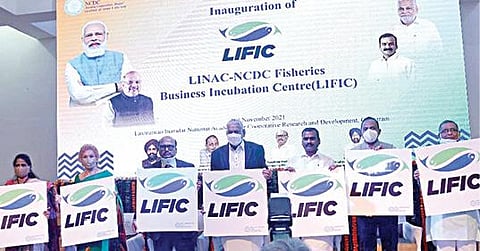 மீன்வளத் தொழில் முனைவோருக்கான பயிற்சி நிலைய தொடக்க விழாவில் மத்திய அமைச்சர் புருஷோத்தம் ரூபாலா, இணை அமைச்சர் எல்.முருகன் உள்ளிட்டோர் பங்கேற்றனர்.