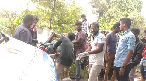 ஈரோடு அருகே ஆம்னி - லாரி மோதி விபத்து: 4 பெண்கள் உட்பட 5 பேர் பலி