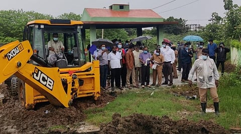 மீனவர் ராஜ்கிரணின் உடலைத் தோண்டி மருத்துவர்கள் மற்றும் வருவாய்த் துறையினர் மறு பிரேதப் பரிசோதனை செய்தனர்.
