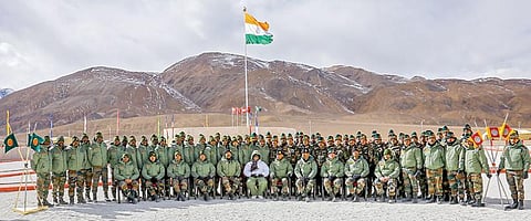 லடாக்கின் சுஷுல் பகுதியில் புதுப்பிக்கப்பட்ட ரெசாங் லா போர் நினைவிடத்தை பாதுகாப்பு அமைச்சர் ராஜ்நாத் சிங் நேற்று திறந்துவைத்த பிறகு, அங்குள்ள  இந்திய வீரர்களுடன் புகைப்படம் எடுத்துக்கொண்டார். படம்: பிடிஐ