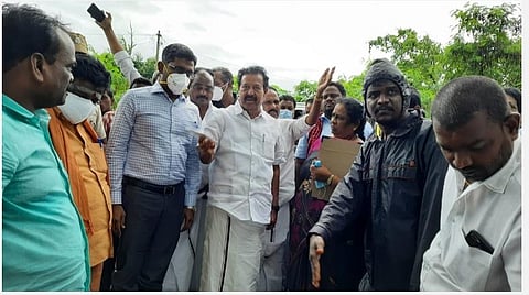 திருக்கோவிலூர் தொகுதிக்குப்பட்ட தீபமங்கலம் கிராமத்தில் மழைநீர் பாதிப்புகளைப் பார்வையிட்ட உயர் கல்வித்துறை அமைச்சர் க.பொன்முடி
