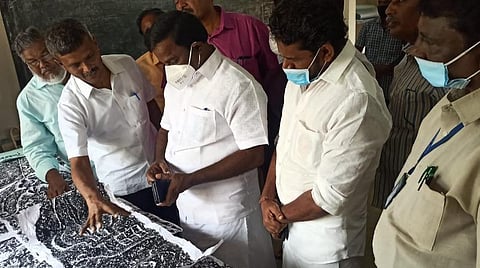 புதுக்கோட்டை மாவட்டம் கந்தர்வக்கோட்டையில் கண்காட்சியைத் திறந்து வைத்துப் பார்வையிட்ட எம்எல்ஏ எம்.சின்னதுரை, மாவட்ட முதன்மைக் கல்வி அலுவலர் சாமி.சத்தியமூர்த்தி உள்ளிட்டோர்.