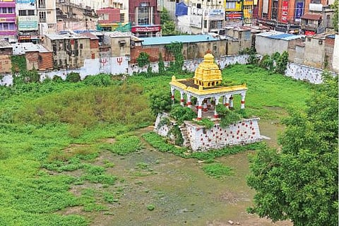 தண்ணீரின்றி வறண்டு காணப்படும் கூடலழகர் பெருமாள் கோயில் தெப்பக்குளம். படம்: எஸ்.கிருஷ்ணமூர்த்தி