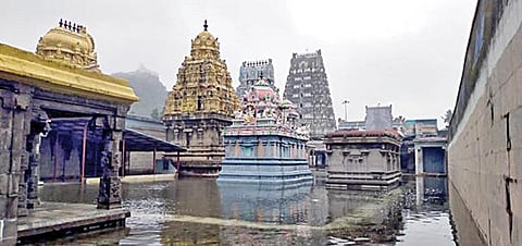 திருக்கழுக்குன்றம் வேதகிரீஸ்வரர் தாழக்கோயிலில் ரிஷப தீர்த்தக் குளம் நிரம்பி வழிவதால் கோயில் வளாகத்தில் 2 அடி உயரத்துக்கு தண்ணீர் சூழ்ந்துள்ளது.