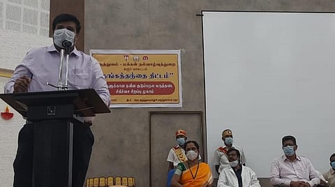 கரூர் அரசு மருத்துவக் கல்லூரி மருத்துவமனையில் நடந்த நிகழ்வில் மாவட்ட ஆட்சியர் த.பிரபுசங்கர் தங்கத் தந்தை திட்டத்தைத் தொடங்கி வைத்துப் பேசினார்.