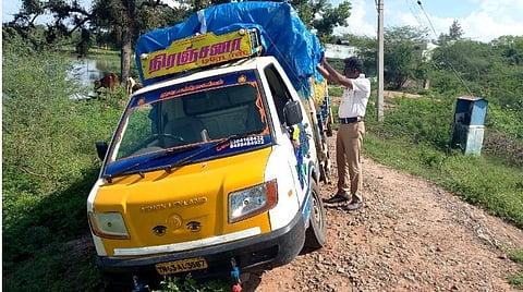 இளையான்குடி அருகே ரேஷன்அரிசி கடத்தி வந்த சரக்கு வாகனம்