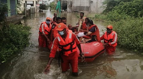 புதுவையில் பாகூர் உள்ளிட்ட கிராமங்களில் 5 ஆயிரம் வீடுகளை வெள்ளம் சூழ்ந்தது: மக்கள் கடும் அவதி