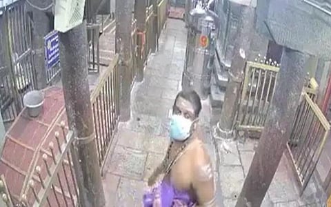 திருத்தணி முருகன் கோயிலில் சிசிடிவி கேமராவை மூடிய 2 பேர் பணியிட மாற்றம்