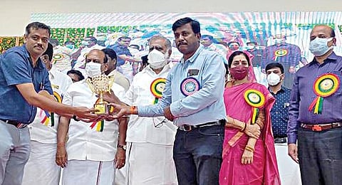 படப்பை அருகே கரசாங்கலில், நேற்று நடைபெற்ற 68-வது அனைத்திந்திய கூட்டுறவு மாநில அளவிலான வார விழாவில் பங்கேற்ற, கூட்டுறவுத் துறை அமைச்சர் ஐ.பெரியசாமி, ஊரகத் தொழிற்துறை அமைச்சர் தா.மோ.அன்பரசன் ஆகியோர் தமிழ்நாடு முழுவதும் சிறப்பாக பணியாற்றிய கூட்டுறவு சங்கங்களுக்கு, கேடயங்களை வழங்கினர்.