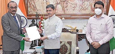 அண்ணாமலை பல்கலைக்கழகத் துணைவேந்தராக நியமிக்கப்பட்டுள்ள ஆர்.எம்.கதிரேசனுக்கு பணி நியமன ஆணையை வழங்குகிறார் ஆளுநர் ஆர்.என்.ரவி. உடன் ஆளுநரின் செயலர் ஆனந்தராவ் வி.பாட்டீல்.