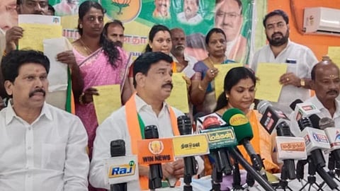செய்தியாளர்கள் சந்திப்பில் கரு.நாகராஜன். உடன் பாஜக நிர்வாகிகள்.