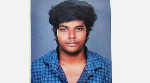 செல்போன், கணினியில் விளையாடிய பொறியியல் பட்டதாரி மன உளைச்சலில் தற்கொலை: விளையாட அனுமதிக்காதீர் என போலீஸார் எச்சரிக்கை