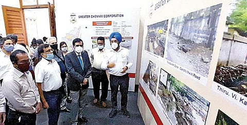 தமிழக வெள்ள பாதிப்புகளை பார்வையிட்டு ஆய்வு செய்ய, உள்துறை அமைச்சக இணை செயலாளர் ராஜிவ் சர்மா தலைமையிலான மத்திய குழுவினர் நேற்று சென்னை வந்தனர். மாநகராட்சி அலுவலகத்தில் வெள்ள சேதம் குறித்த புகைப்படங்களை அவர்கள் பார்வையிட்டனர். சேத விவரங்களை அவர்களுக்கு விளக்குகிறார் மாநகராட்சி ஆணையர் ககன்தீப் சிங் பேடி.படம் க .பரத்
