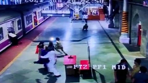 பைகுல்லா ரயில் நிலையத்திலிருந்து கிளம்பிய உள்ளூர் ரயிலில் ஏற முயன்றபோது பயணி சமநிலையை இழந்து விழும் நேரத்தில் அவரைக் காப்பாற்ற பெண் கான்ஸ்டபிள் ஓடும் காட்சி | படம்: ட்விட்டர்.