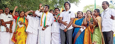 பெட்ரோல், டீசல் மீதான வரியை தமிழக அரசு குறைக்க வலியுறுத்தி பாஜக இளைஞர் அணி சார்பில் சென்னை மாவட்ட ஆட்சியர் அலுவலகம் அருகே நேற்று ஆர்ப்பாட்டம் நடைபெற்றது. இதில் தமிழக பாஜக தலைவர் அண்ணாமலை, முன்னாள் தலைவர் பொன்.ராதாகிருஷ்ணன், மாநில  பொதுச் செயலாளர் கரு.நாகராஜன், மாநில இளைஞர் அணி தலைவர் வினோஜ் பி.செல்வம், கராத்தே தியாகராஜன் உள்ளிட்டோர் பங்கேற்றனர்.